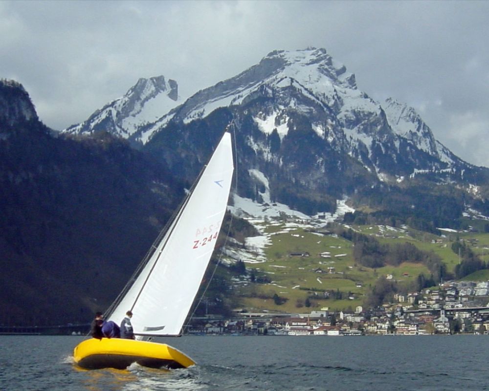 Segelboot vor verschneiten Bergen auf dem Vierwaldstättersee