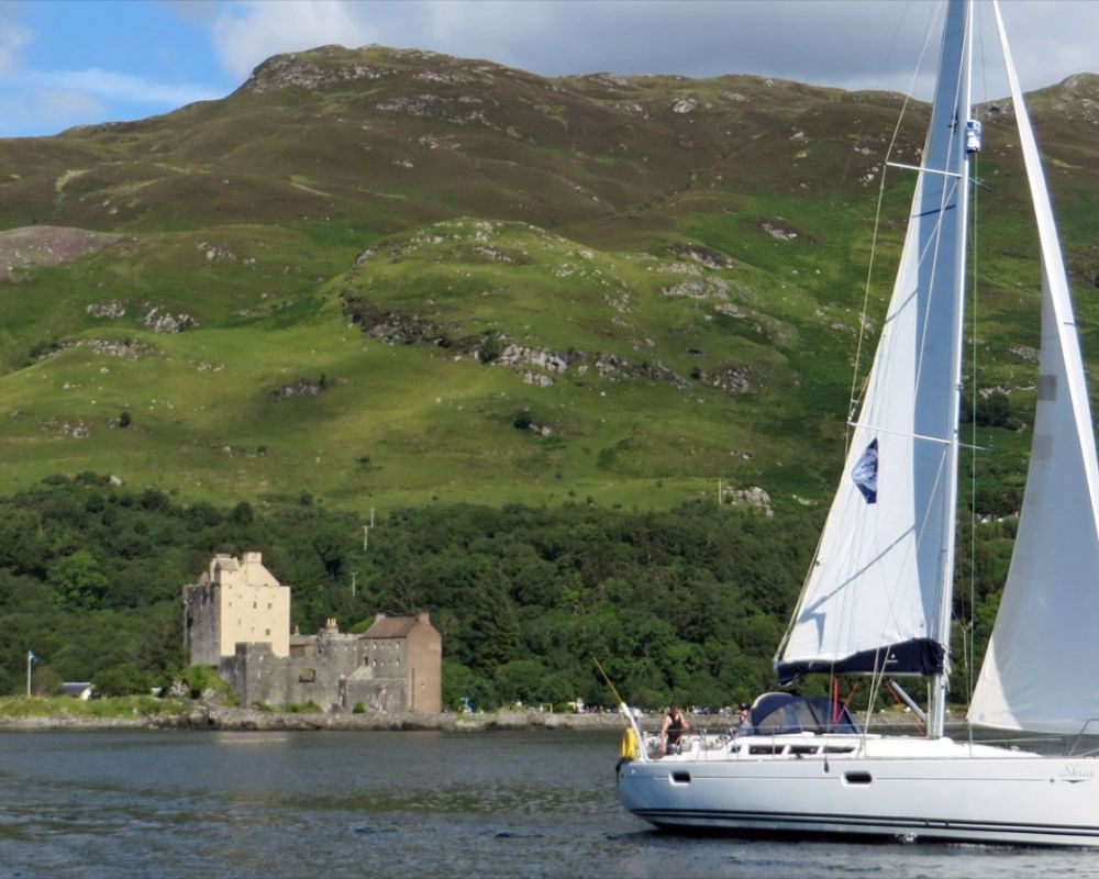 Segelyacht vor einer schottischen Burg