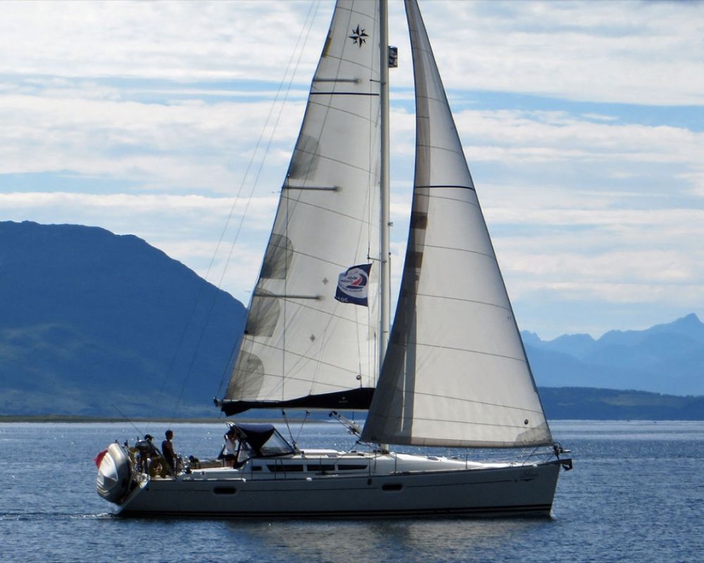 Segelyacht unter Vollzeug